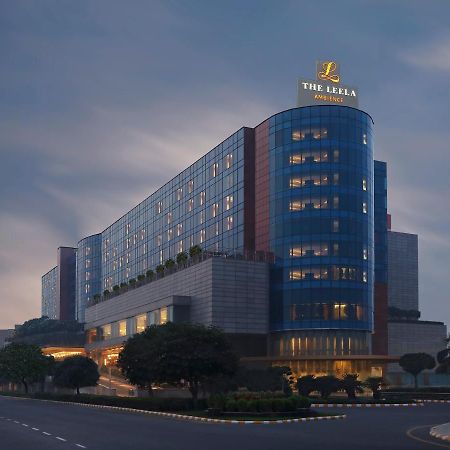 เดอะ ลีลา แอมเบียนซ์ โฮเต็ล แอนด์ เรสซิเดนซ์ คุรุคราม Hotel คูร์เคาน์ ภายนอก รูปภาพ The hotel at night