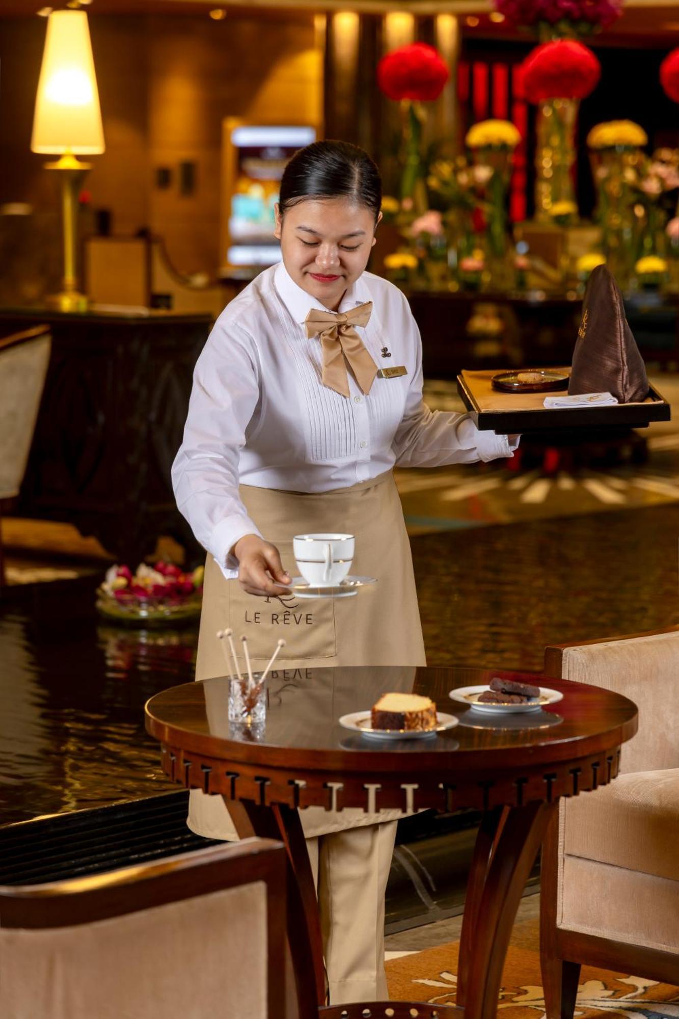 เดอะ ลีลา แอมเบียนซ์ โฮเต็ล แอนด์ เรสซิเดนซ์ คุรุคราม Hotel คูร์เคาน์ ภายนอก รูปภาพ A server at work