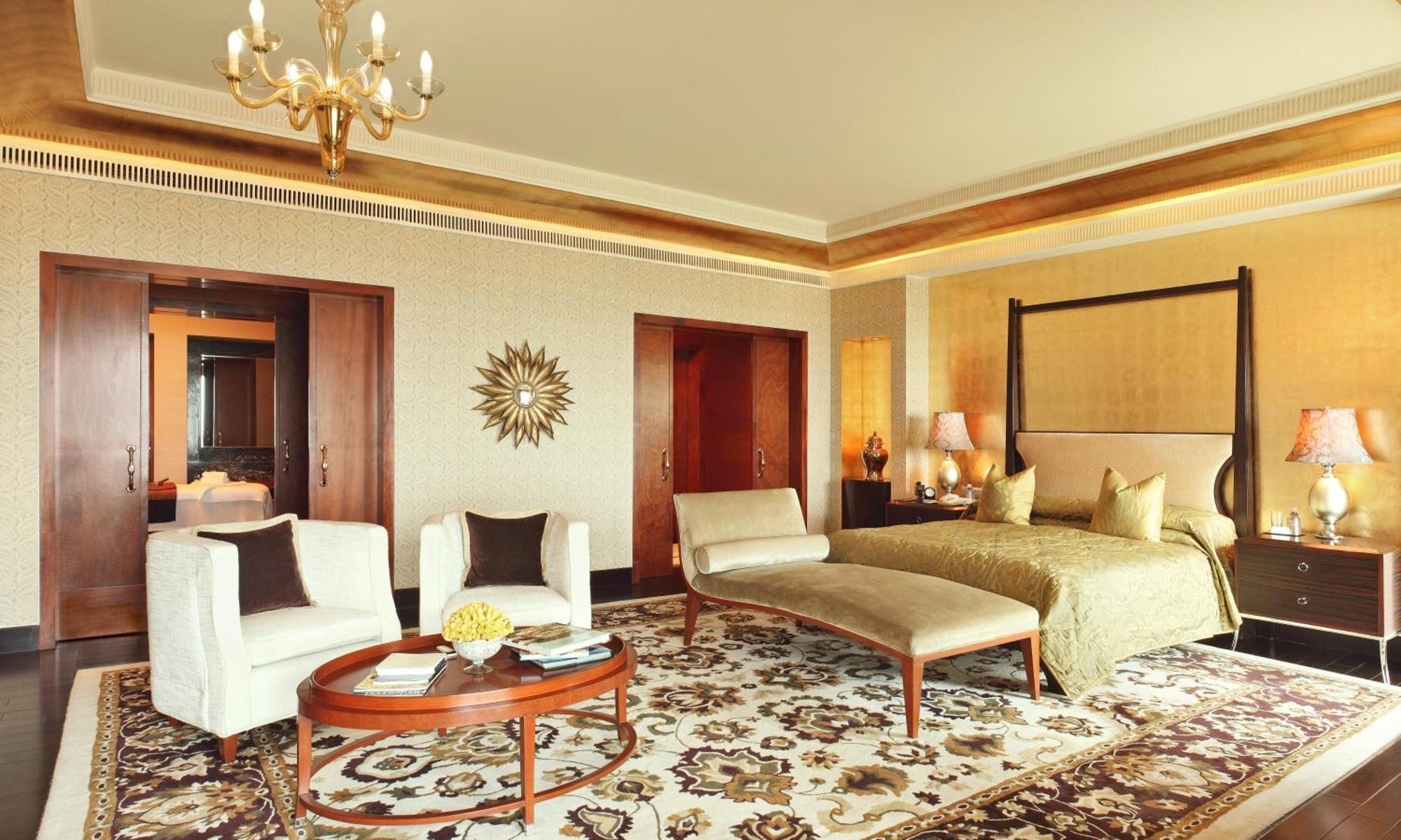 เดอะ ลีลา แอมเบียนซ์ โฮเต็ล แอนด์ เรสซิเดนซ์ คุรุคราม Hotel คูร์เคาน์ ภายนอก รูปภาพ A bedroom at the Taj Mahal Palace