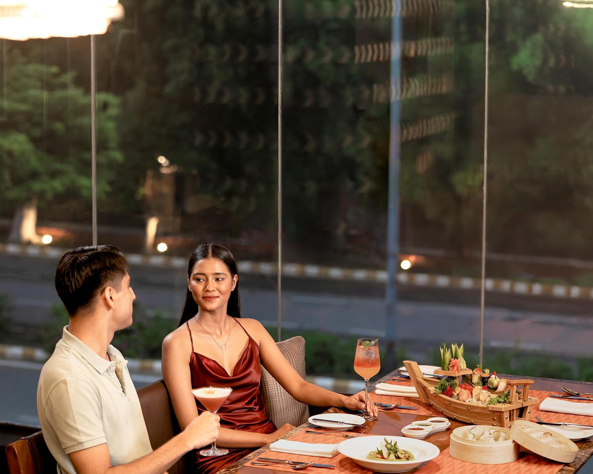 เดอะ ลีลา แอมเบียนซ์ โฮเต็ล แอนด์ เรสซิเดนซ์ คุรุคราม Hotel คูร์เคาน์ ภายนอก รูปภาพ A couple dining at the restaurant