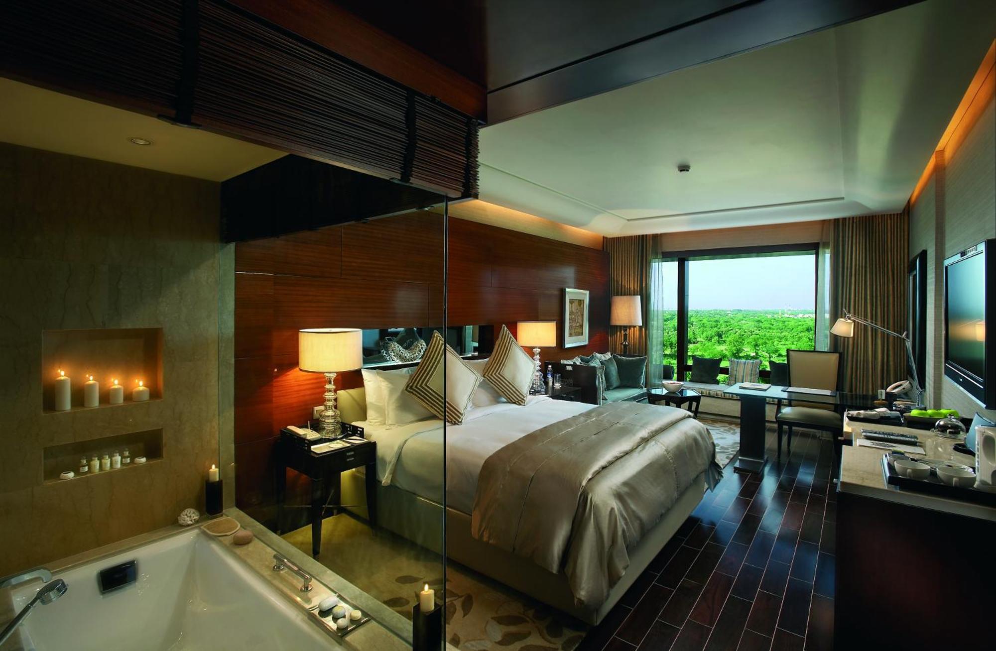 เดอะ ลีลา แอมเบียนซ์ โฮเต็ล แอนด์ เรสซิเดนซ์ คุรุคราม Hotel คูร์เคาน์ ภายนอก รูปภาพ A room at The Oberoi, Mumbai