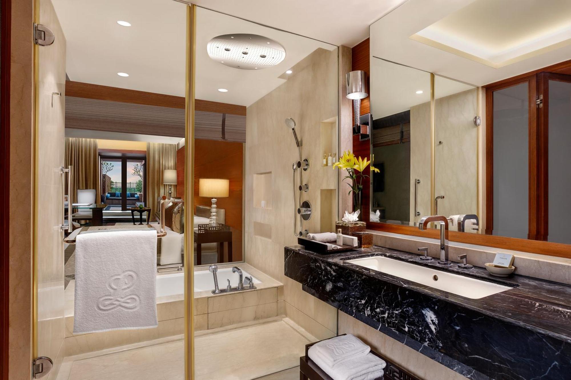 เดอะ ลีลา แอมเบียนซ์ โฮเต็ล แอนด์ เรสซิเดนซ์ คุรุคราม Hotel คูร์เคาน์ ภายนอก รูปภาพ Bathroom