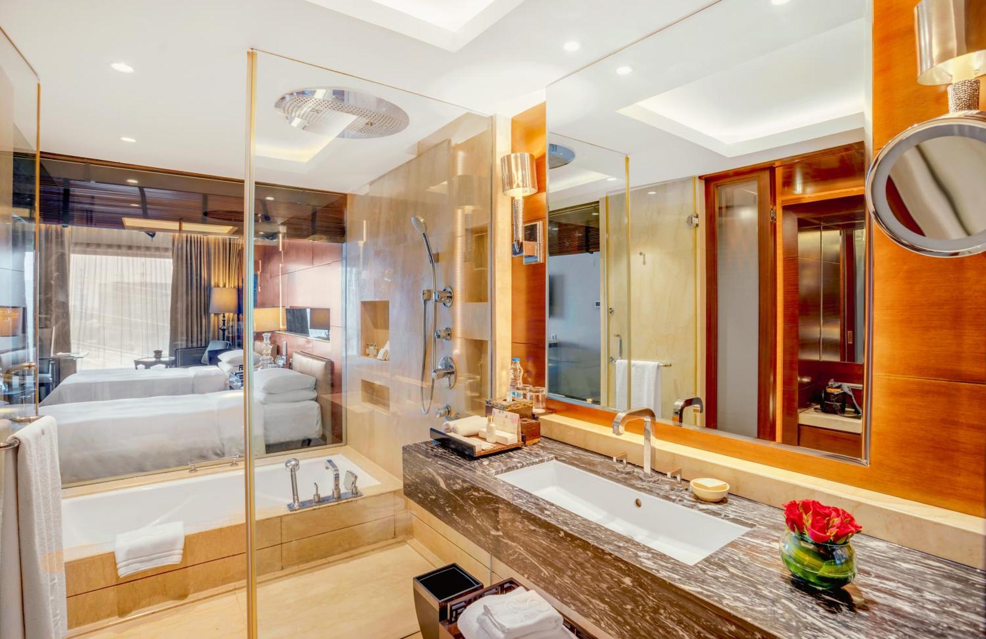 เดอะ ลีลา แอมเบียนซ์ โฮเต็ล แอนด์ เรสซิเดนซ์ คุรุคราม Hotel คูร์เคาน์ ภายนอก รูปภาพ Bathroom