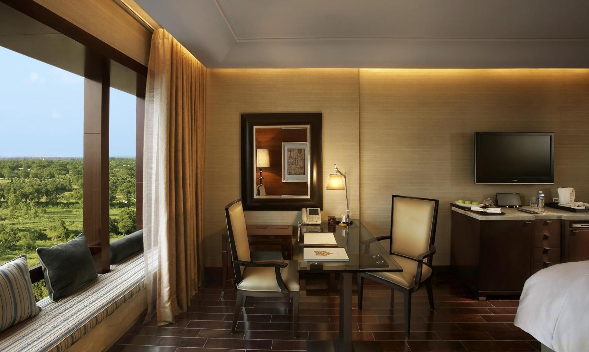 เดอะ ลีลา แอมเบียนซ์ โฮเต็ล แอนด์ เรสซิเดนซ์ คุรุคราม Hotel คูร์เคาน์ ภายนอก รูปภาพ A room at the Taj Bengal