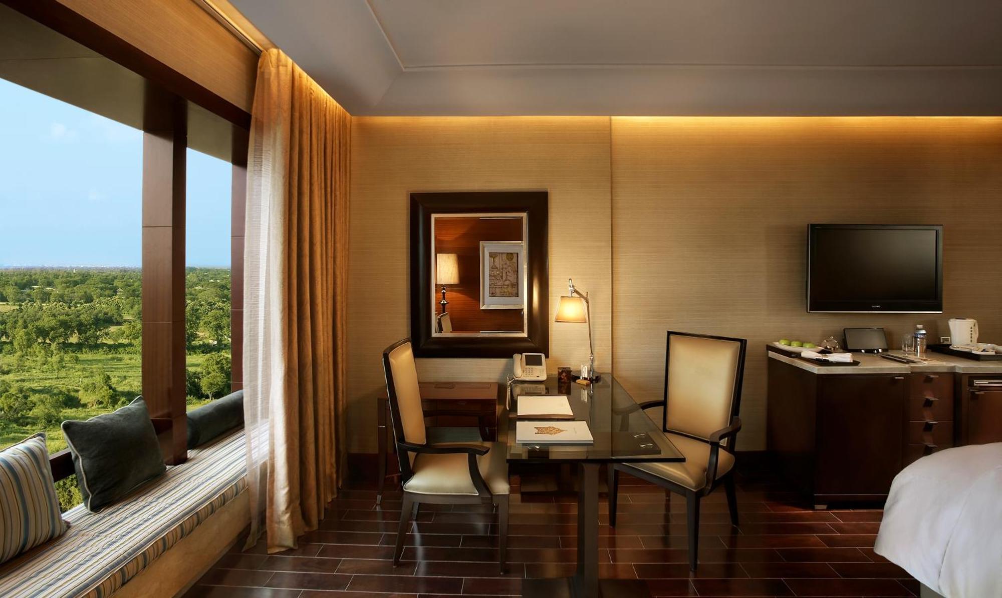 เดอะ ลีลา แอมเบียนซ์ โฮเต็ล แอนด์ เรสซิเดนซ์ คุรุคราม Hotel คูร์เคาน์ ภายนอก รูปภาพ