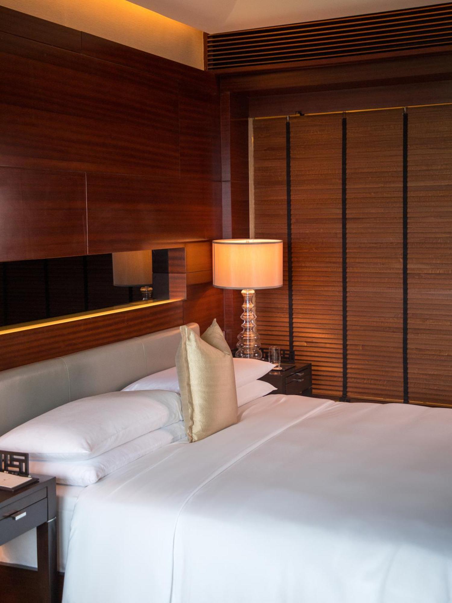 เดอะ ลีลา แอมเบียนซ์ โฮเต็ล แอนด์ เรสซิเดนซ์ คุรุคราม Hotel คูร์เคาน์ ภายนอก รูปภาพ