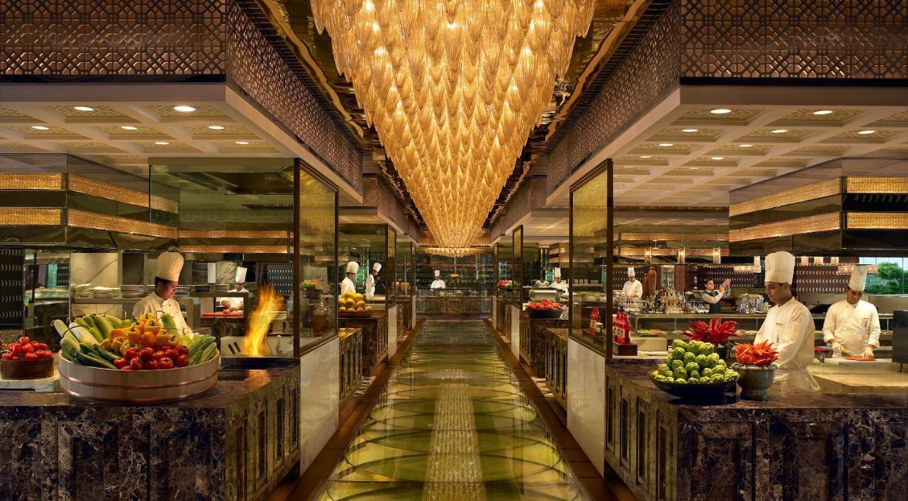 เดอะ ลีลา แอมเบียนซ์ โฮเต็ล แอนด์ เรสซิเดนซ์ คุรุคราม Hotel คูร์เคาน์ ภายนอก รูปภาพ The Live Kitche