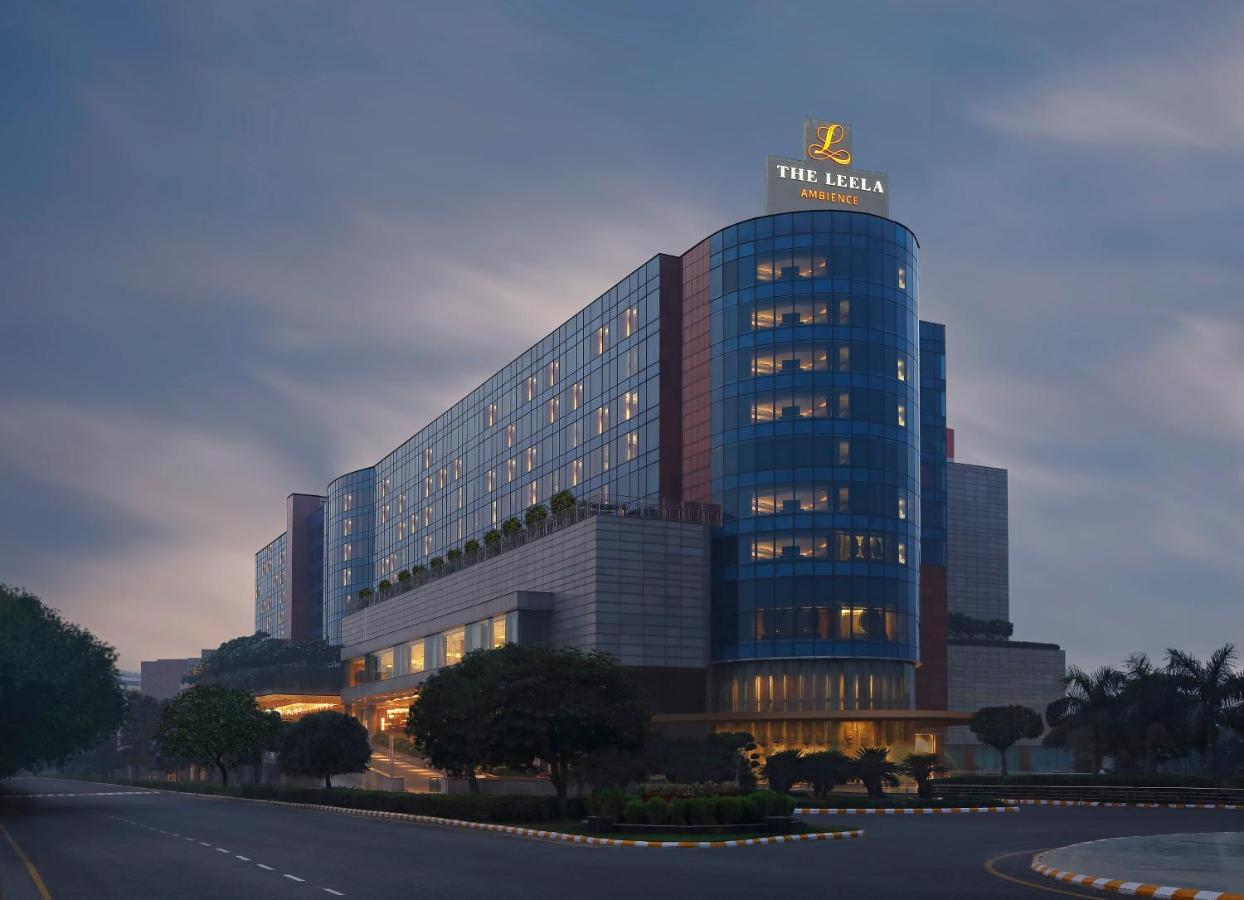 เดอะ ลีลา แอมเบียนซ์ โฮเต็ล แอนด์ เรสซิเดนซ์ คุรุคราม Hotel คูร์เคาน์ ภายนอก รูปภาพ The hotel at night
